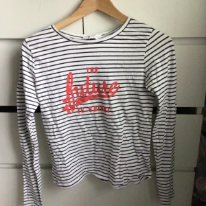 Randig tröja med tryck - Svart och vit randig tröja med rött tryck från h&m