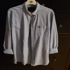 En fet ljus blå LYLE&SCOTT Skjorta inför sommaren. Knappt använd 10/10 skick. Ny pris: 600kr, vårat pris 399kr.