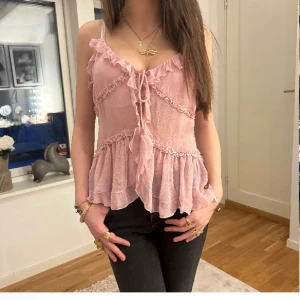 rosa zara topp - säljer min rosa volangtopp från zara eft den är för stor på mig, hade också gärna kunnat byta mot en xs🩷🩷 bara tästad så i nyskick