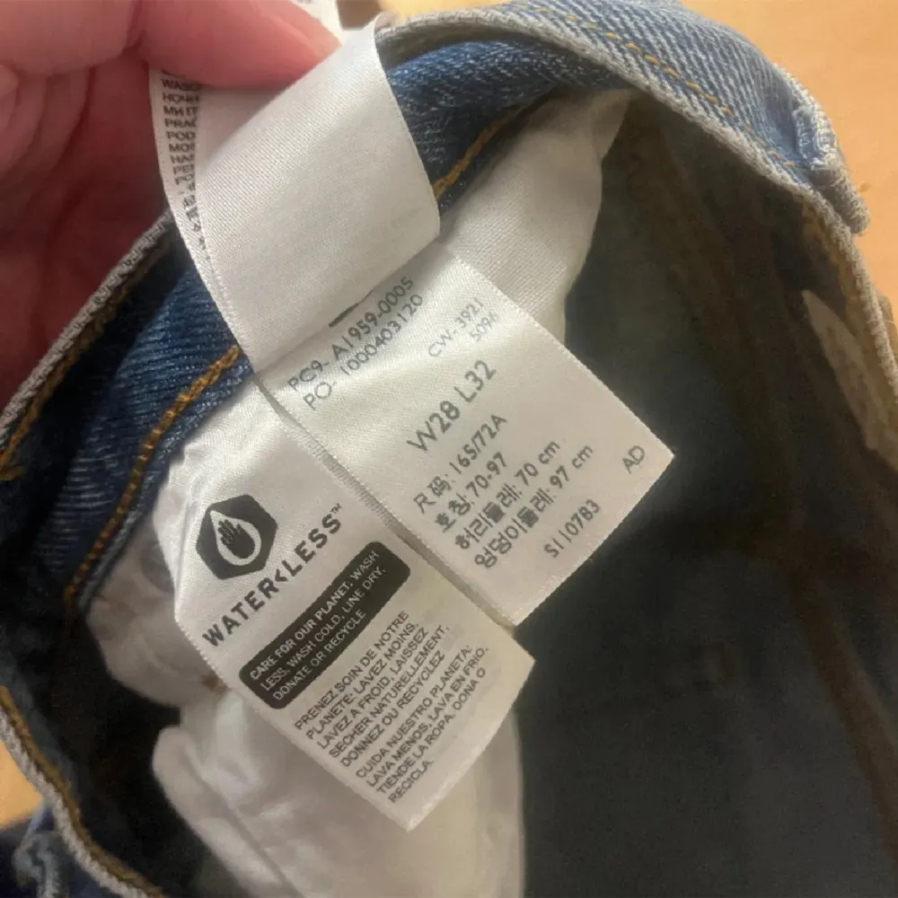 Säljer dessa helt NYA Levis jeansen! ALDRIG ANVÄNDA!  Rak i modellen, köpte fel storlek därav säljer jag 🥰🥰🥰. Jeans & Byxor.