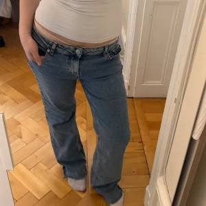 Lågmidjade Jeans - Jättefina och bekväma lågmidjade jeans från nakd🙌 jag har klippt dom lite kortare så dom passar perfekt på mig som är 165🎀