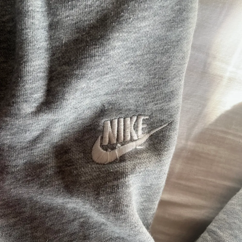 Gråa Nike sweatpants i Stl S. Använd helt ok mycket . Jeans & Byxor.