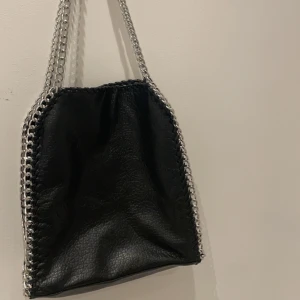 Tiamo väska - Superfin Tiamo väska, säljer för den inte kommer till användning längre. Lite rostig på dragkedjan på baksidan men annars superfint skick🥰pris kan diskuteras, skriv innan ni trycker på ”köp”