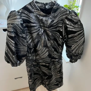 Festklänning  - Så cool klänning från Gina Tricot! Köptes för några år sedan men har endast använts en gång. Nyskick! Storlek 36💞
