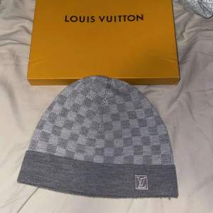 Grå Louis Vuitton mössa ome size . Knappt använd. Behövs inte längre eftersom vintern är slut. Pris diskuteras.