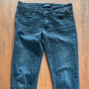Replay jeans i slim och i bra skick storlek W28 och L30