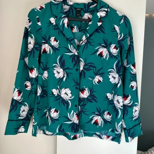 Underbar blus Lindex xs - Underbar blus från  Lindex i storlek xs. Passar till både vardag och fest. Använd men i gott skick. 