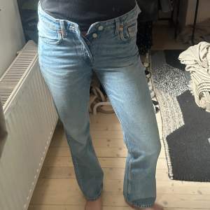 Raka jeans från weekday, modell pin mid straight. W27L32 (som 34) Aldrig använda, försmå!