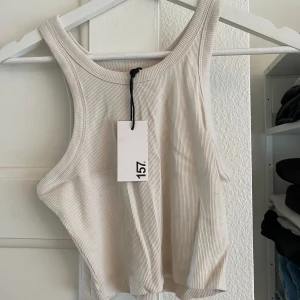 Croppad topp - Topp från lager 157, aldrig använd med prislapp kvar  Storlek s  Köparen står för frakten  