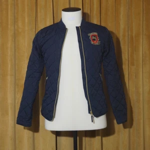 Marqy Jacka - Fin och välbevarad Marqy jacka. Barnstorlek 170. Härlig jacka nu till våren. 