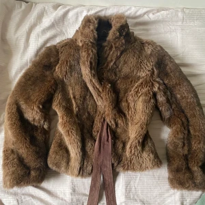 fuskpälsjacka - fint skick. strl L men passar mig som är S