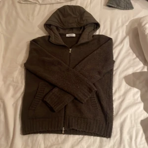 Cardigan Gran sasso - Den här cardigan är i väldigt bra skick skulle jag säga och den har en vanlig strl så strl kommer passa som den säger den ska göra// chris Ny pris: 3900kr