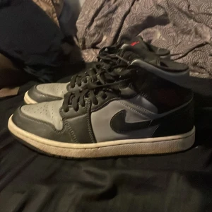 Säljer mina Jordan 1 shadow mid  - Dom är i bra skick lite använda men säljer dom på grund av att jag växte ur dom lite för fort och har ingen användning av dom. Och ja dom är helt äkta lite creesade bara.