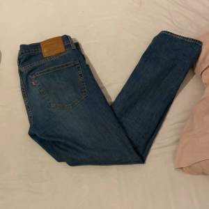 Ett par skitfeta trendiga levis 511 jeans i slim passform. Inga defekter, skick 10/10!  Kom gärna privat för funderingar!  