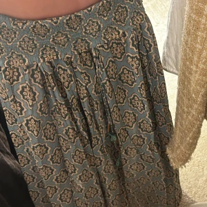 Populär Zara kjol💫 - (Andra bilden är lånad från hemsidan) Säljer nu denna supertrendiga långkjolen från Zara💫 Fint skick! Har resår i midjan och snören som går att spänna in💞 Går att hämta på Ekerö om så önskas🌟Använd gärna köp nu😇