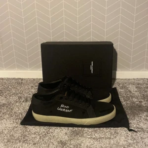 Saint Laurent  - Skorna är i perfekt skick förutom att de fästet har låstnat mot sulan på nått ställe. Skick 7/10 annars utöver defekterna en perfekt sko 💯