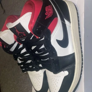 Jordan 1 - Hjälper min kompis o sälja hnes jordan1 mids, de e köpte på nike o e äkta o e köpte för 1600, de e inte använda så mycke o va köpta i somras, 10/10 skick o pris går o diskuteras o fråga för mer bilder eller så om de e nåt 