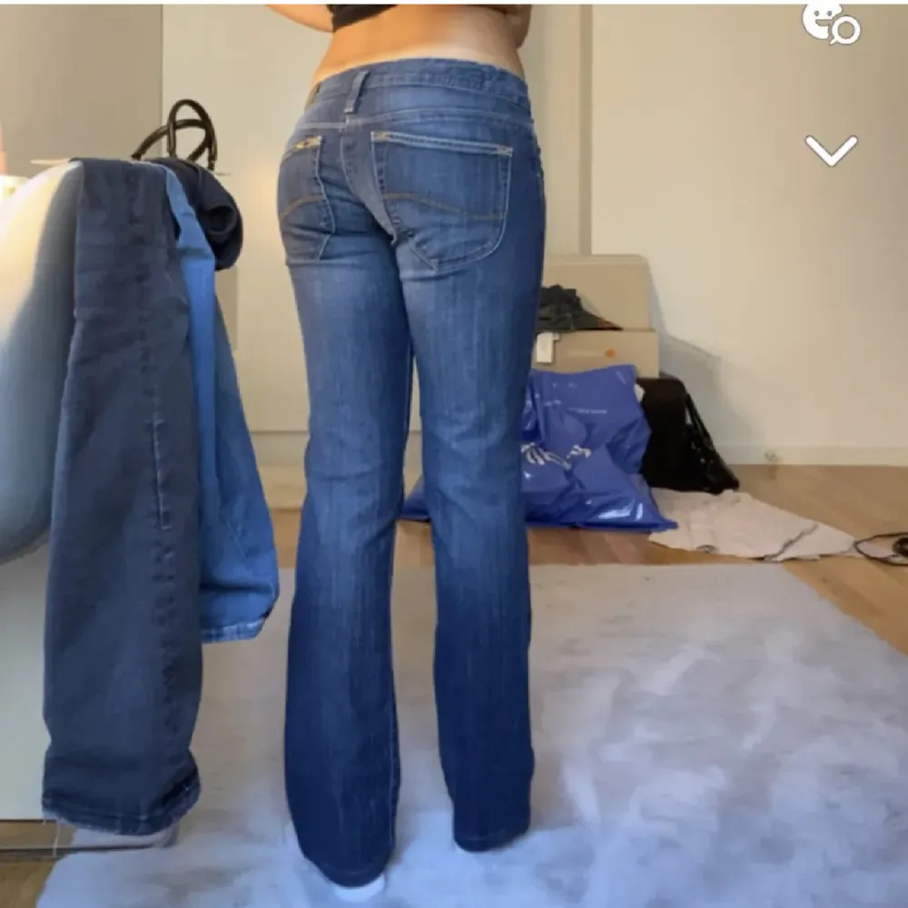 säljer dessa fina jeans från lee köpta på plick, återsäljer pga att dem inte passade på mig.🤍. Jeans & Byxor.