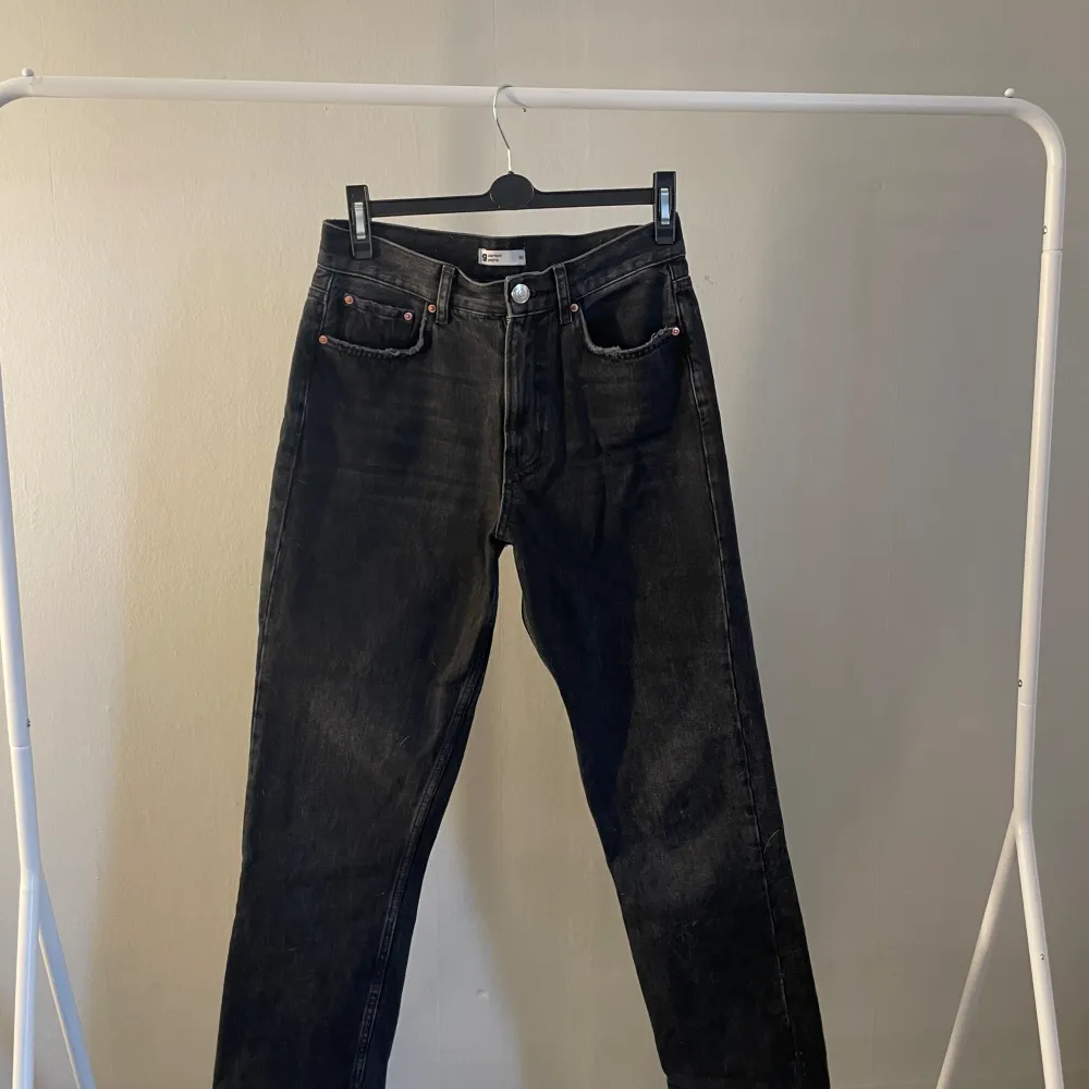 Mid wasit jeans från Gina med slits  Aldrig använda men lappen sitter inte kvar💕 Lite små i storleken . Jeans & Byxor.