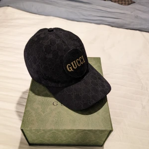 Gucci keps - Som ny använd ett fåtal gånger ungerför 10-15 gånger max. Finns kvitto och även ordinarie förpackning som medföljer  Storlek Small men är justerbar  Ny pris 4600kr
