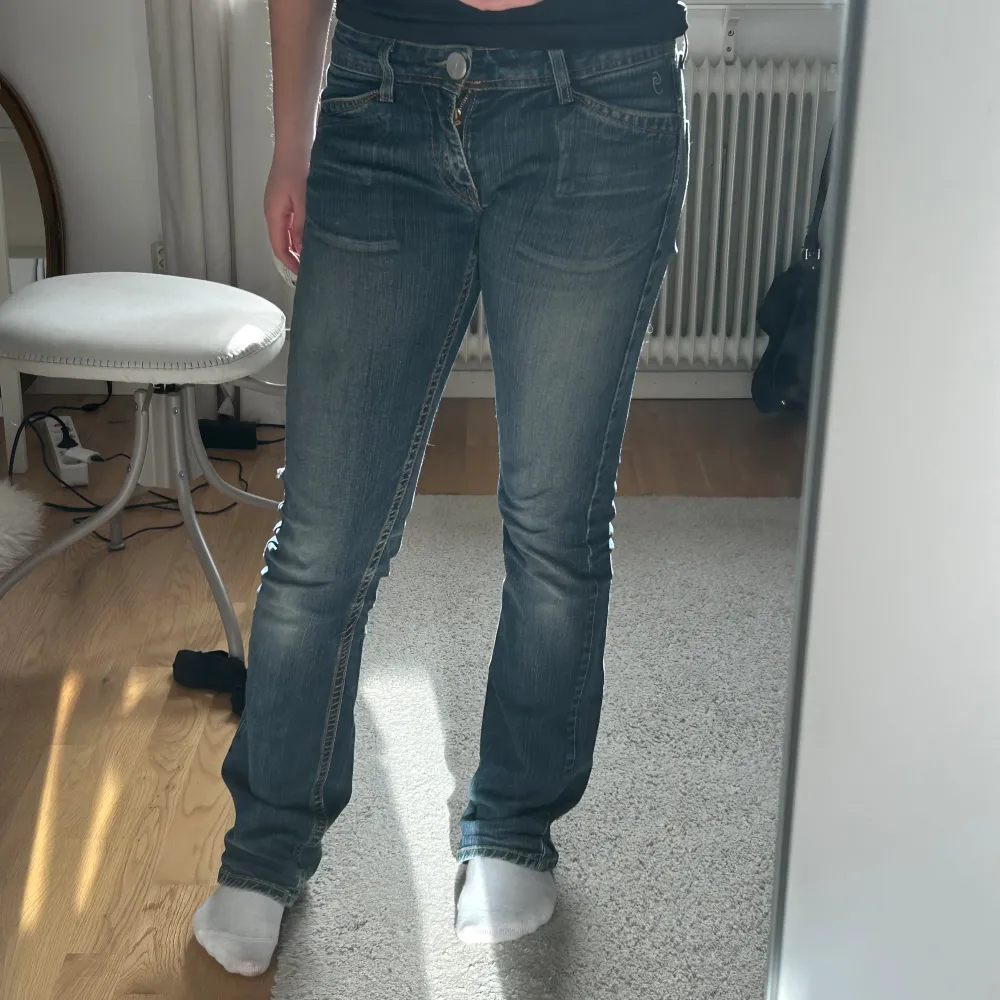 Använt skick. Har en fläck som man kan se på första bilden men inte särskilt märkbar - därav priset💗snygga fickor och detaljer💗. Jeans & Byxor.