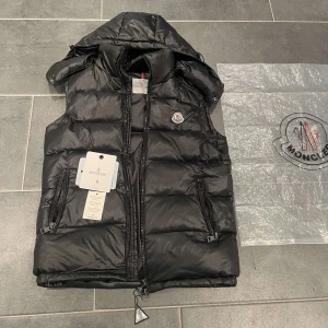 Moncler väst - Moncler väst i väldigt bra skick. Storlek 2 som motsvarar Medium Allt som syns på bilderna fås med  Nfc Scan finns 
