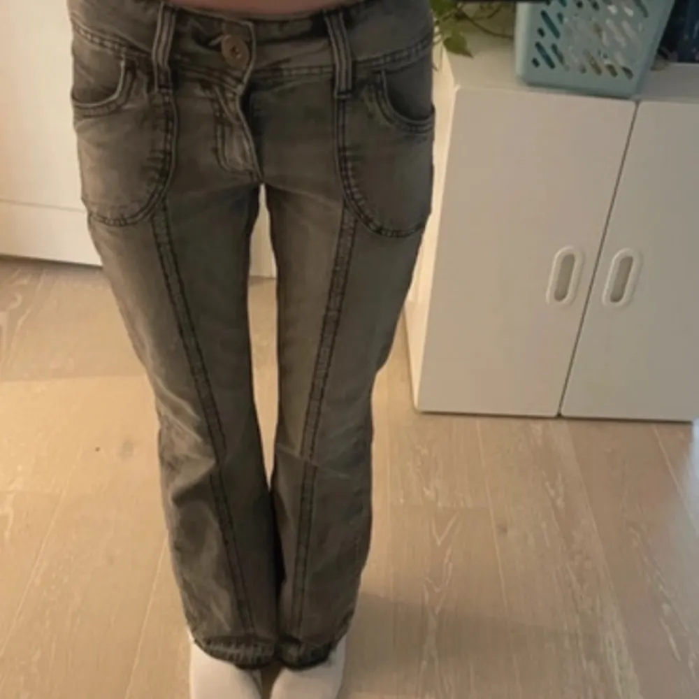 Intressekoll på dessa skitsnygga low waist vintage jeans från hm🥰 det står ingen storlek men skulle säga att de passar någon som är 160 och nedåt! Skriv gärna privat vad ni hade kunnat tänka betala❤️. Jeans & Byxor.