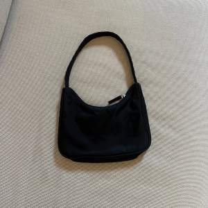 Minibag från Monki 🌟mycket rymlig för storleken! Den passar dessutom till så många olika outfits😍
