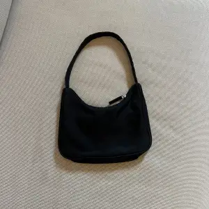 Minibag från Monki 🌟mycket rymlig för storleken! Den passar dessutom till så många olika outfits😍