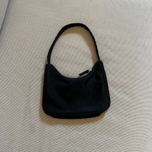 Minibag - Minibag från Monki 🌟mycket rymlig för storleken! Den passar dessutom till så många olika outfits😍