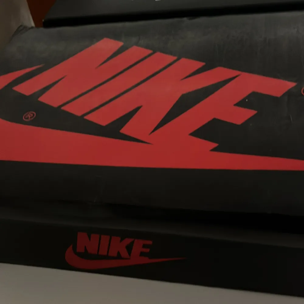 Äkta jordan 1 patent bred bra kvalite använt bara 2 gånger har inte kvittot och kan bara mötas upp . Kengät.