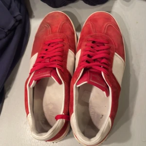 Röda flycrews  - Säljer nu mina riktigt feta flycrews som är i ett väldigt bra skick. Alla nitar utom en finns kvar. Endast skorna ingår. Skorna är 100% äkta och det är bara o höra av sig vid frågor mvh Lukas.