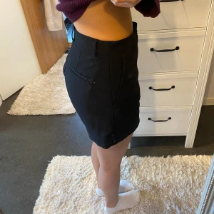 Svarta shorts - Svarta shorts från HM i ’kostym’ material, i storlek 36. Knappt använda, i fint skick.