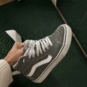 SÖKES - Hej jag SÖKER dom oliv/ljusa gröna höga vansen i storleken 39 eller 40. Kom med allt du har även om de är en annan typ av grön !!LÅNADE BILDER!!💚