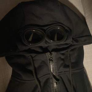 En svart cp hoodie, storlek M, köpt på Farfetch för runt 2k, har tröttnat på den,  och tycker jag inte passar bra i den 