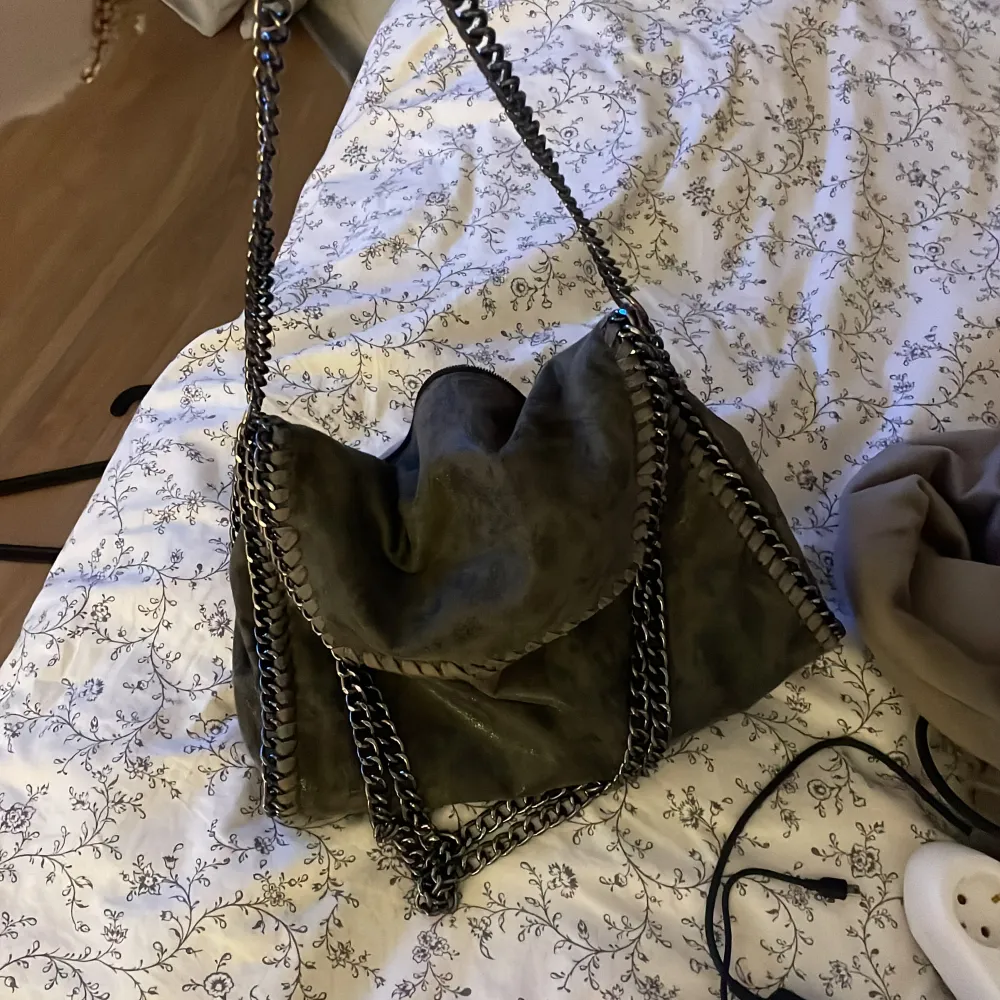 Stella liknande väska, köpt i Spanien, dragkedjan på utsidan är sönder men annars är den i toppskick🥰. Väskor.