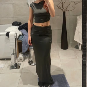 Asymmetrisk topp och kjol set  - Helt ny. Säljer setter tillsammans men kan sälja enskilt om den önskas🫶🏼