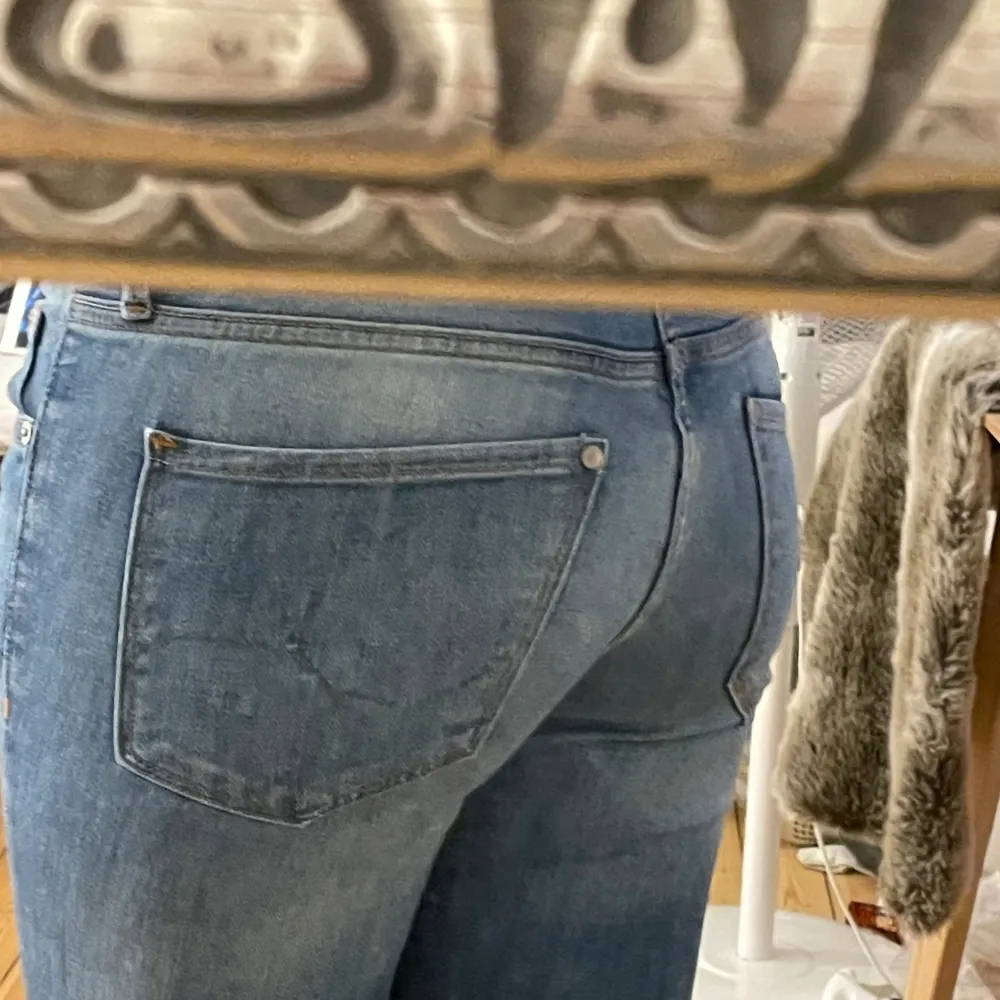 Lågmidjade jeans från H&M köpta secondhand st 26/30. Står att de är bootcut på etiketten. Skulle säga att de passar nån som har xs. De har klister från tidigare ”stenar” på ena fickan back som syns på bilden annars är de i väldigt fint skick💕. Jeans & Byxor.