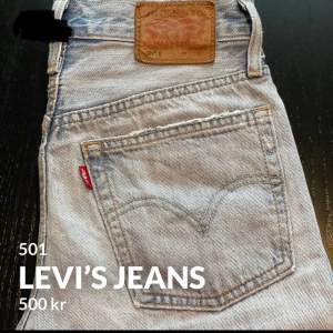 Sjukt snygga Levis jeans i skinny modell. Dom sitter tight upptill men blir lösare från knäna och ner.   Storlek W24 L28 100% bomull så det är ingen stretch i dom.