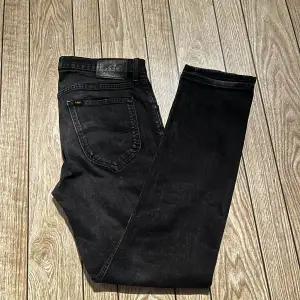 Tjena säljer nu dessa Lee jeans i bra skick. Det står att det är i strl 33 36 men sitter som 32 32. Säljer dem eftersom dem är för små. Priset är inte hugget i sten.
