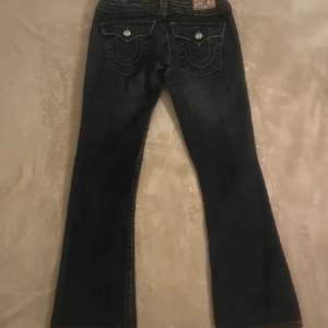 Snygga mörk blåa true religion jeans som e för stora för mig, de är w28. Midja: 38 cm rakt över 😻