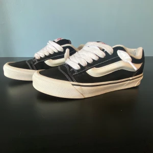 Vans Knu Skool  - Säljer mina Vans Knu Skool för att jag har slutat andvända dem.  Pris kan diskuteras i snabb affär!