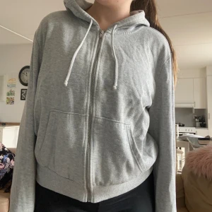 Grå zip tröja - Grå zip tröja från H&M 🤍 använt men fint skick. Jag brukar ha M i tröjor!