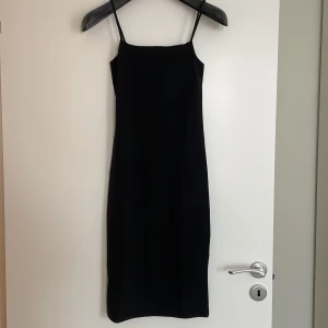 Bodycon klänning - Svart bodycon klänning från Gina Tricot. Går in vid midjan, så att den kramar om kroppen. Går nertill knäna. Använd 1-2 gånger, därav i mycket bra skick.