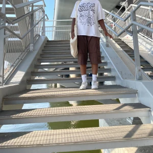 Bruna jorts  - Bruna jorts i bra skick (förutom att det saknas en knapp på baksidan). Priset går att diskutera. Storleken är 40/42 men passar mig som brukar ha storlek 38/40.