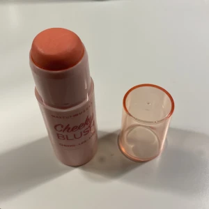 Rouge - Rouge från Make up mekka. Blush sticket är i färgen Rosy cheek. Endast testad. 