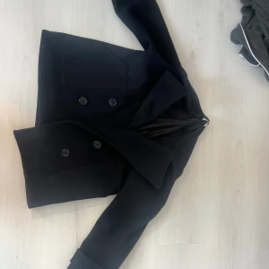 Designbysi kappa - Säljer min populära designbysi kappa eftersom jag känner att jag inte använder den så mycket för tycker inte jag passar i den annars är den skitsnygg!!