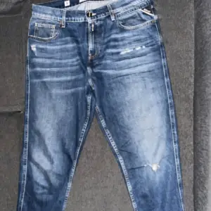 Replay jeans i storlek 34/34. Modellen heter sandot och är lite lösare än anbass men sitter som anbass gör om du har lite längre köttigare ben