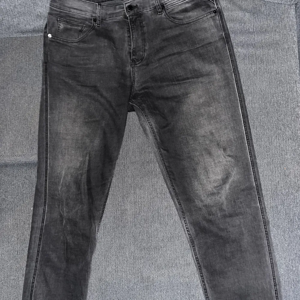 Replay jeans i storlek 34/34. Modellen heter sandot och är lite lösare än anbass men sitter precis som anbass gör om du har lite längre och köttigare ben. Jeans & Byxor.