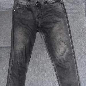 Replay jeans i storlek 34/34. Modellen heter sandot och är lite lösare än anbass men sitter precis som anbass gör om du har lite längre och köttigare ben